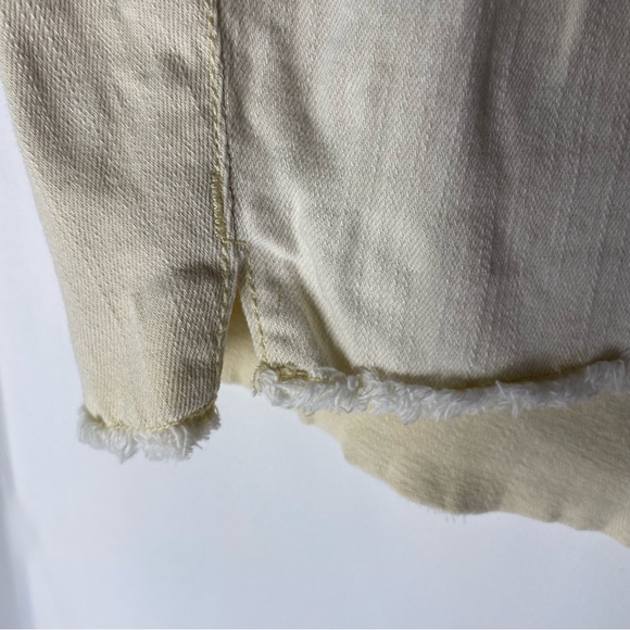 Torrid Cream Distressed Cut Off Raw Hem
Shorts Size 26 - Picture 7 of 11